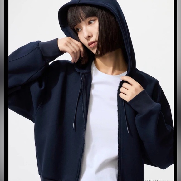 Uniqlo Women's Navy Blue Zip-Up Hoodie with excellent condition - Picture 3 of 8